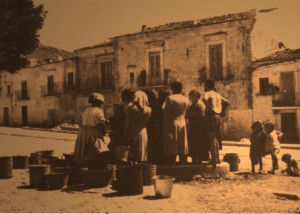 Donne d'altri tempi fanno la fila alla fontana dell'Acquedotto Pugliese.